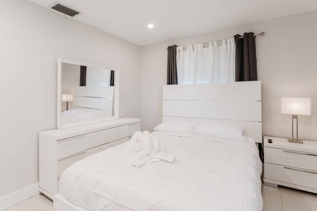 Building Photo - 4017 Monroe St