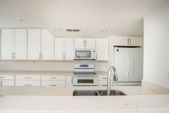 Building Photo - Huntington Beach Townhouse