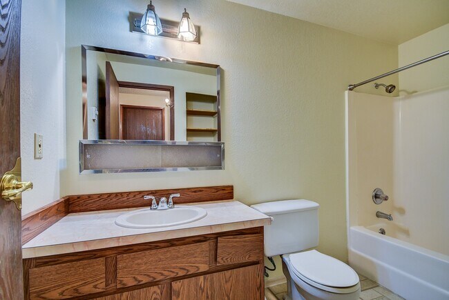 Building Photo - 2 Bed 1 Bath Condo in town