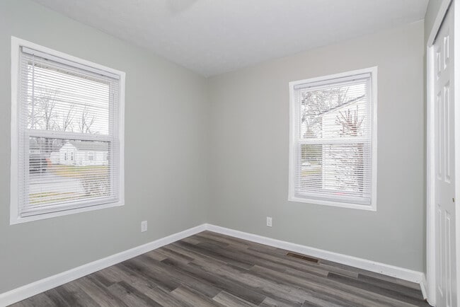 Building Photo - 327 Whitewater Dr