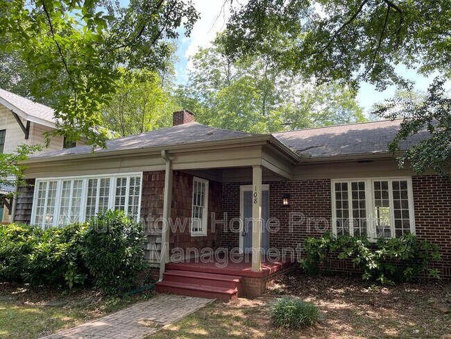 Primary Photo - 108 Greenwood Pl