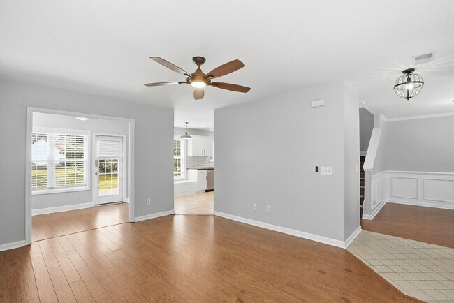 Building Photo - Bright and Airy Three Bedroom Home in Lake...