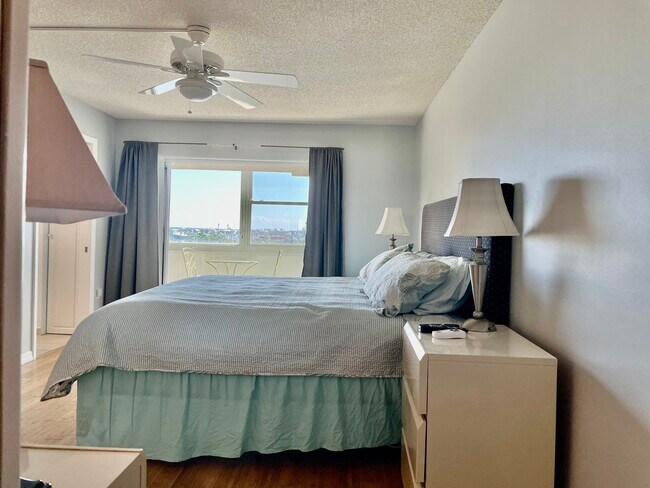 Building Photo - 4775 Cove Cir