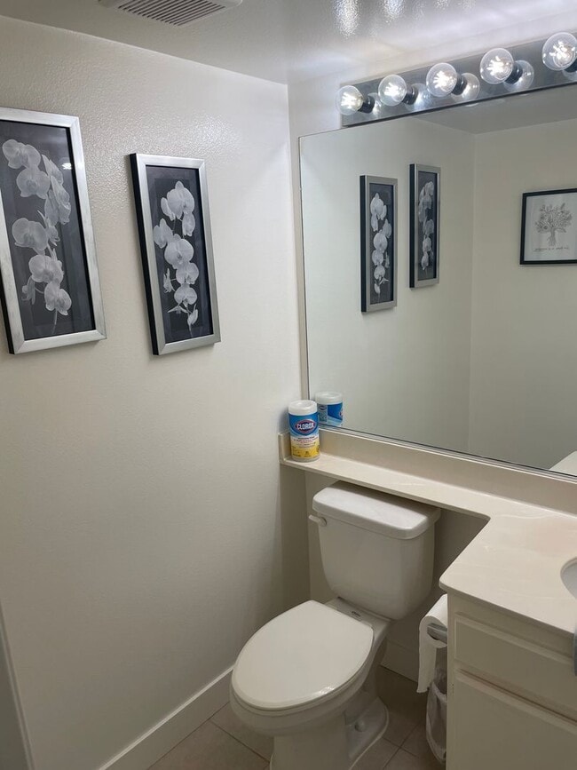 Building Photo - Dual Master Two Bedroom Townhome in Westpa...
