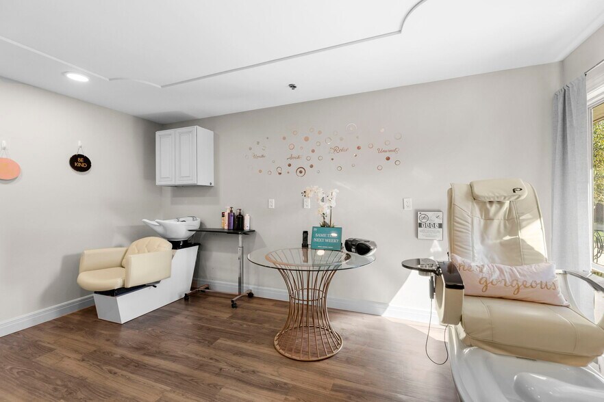 Building Photo - 2900 NE Kendallwood Pkwy