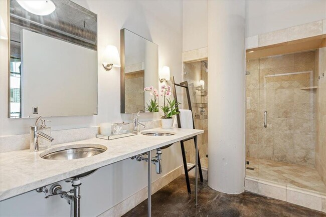 Building Photo - 311 W 5th St