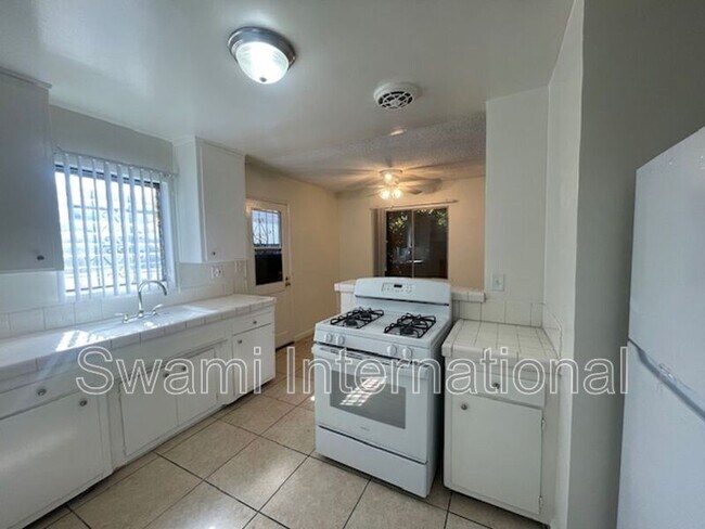Building Photo - 1303 W 107th St