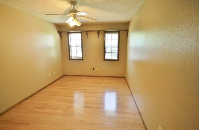 Building Photo - Zia Elementary, Hardwood Floors, Pets ok  ...