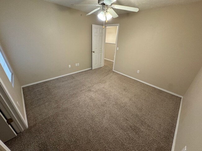 Building Photo - 2 bedroom -2 bathroom top floor apartment