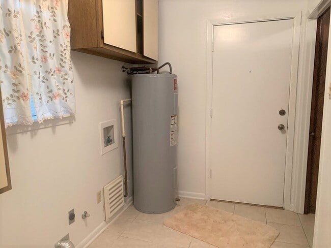 Building Photo - GREENACRES IS THE PLACE TO BE!