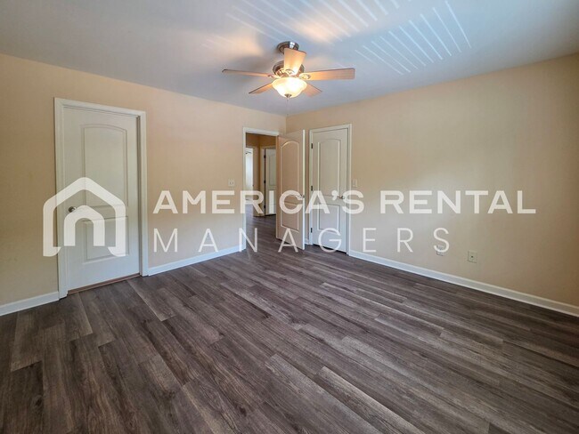 Building Photo - Private Estate Living on Over 3 Acres! Available to view NOW!