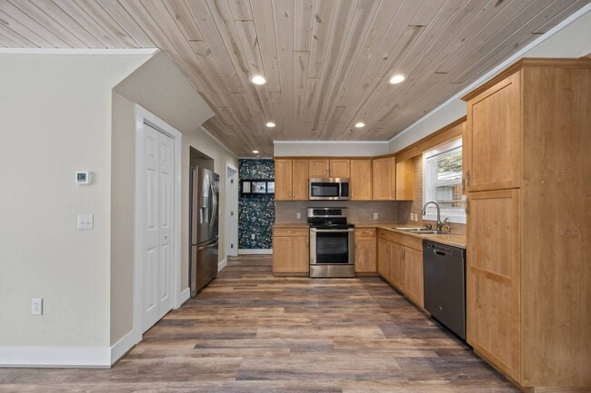 Building Photo - 251 Landwood Ln