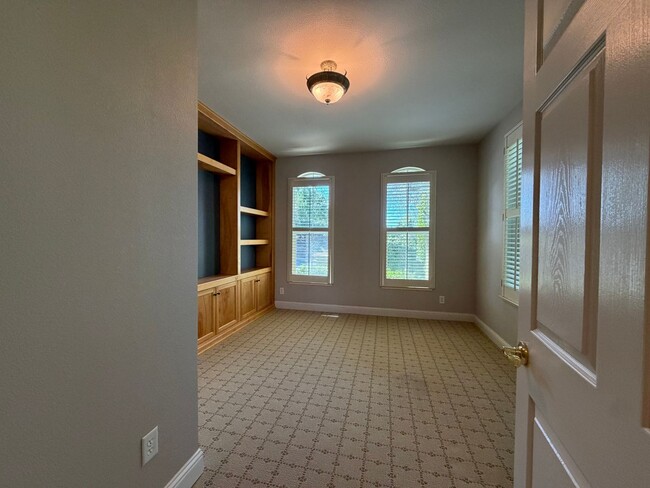 Building Photo - 1014 Gamay Dr