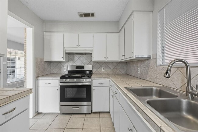 Building Photo - 10103 Woodland Village Dr