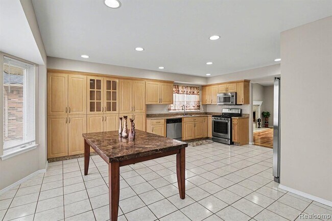 Building Photo - 39024 Faith Dr