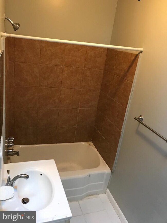 Building Photo - 1337 71st Ave