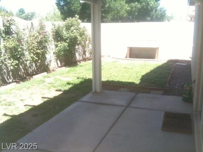 Building Photo - WONDERFUL SINGLE STORY 3 BED 2 BATH HOME I...