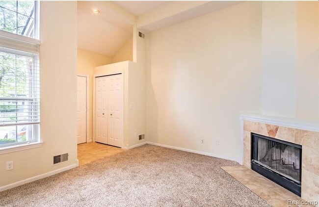 Building Photo - 129 W Kenilworth Ave