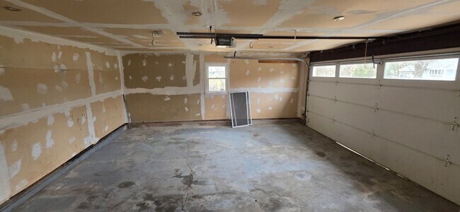 Building Photo - Single Family Home in Trumbull for Rent