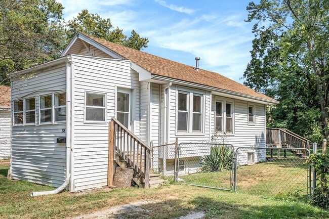 Building Photo - $1350 Eastwood 2-Bed/1-Bath Ranch, Basement, Large, Fenced yard - Ask about our no security depos...