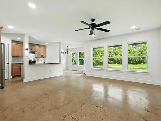 Building Photo - 1004 Branch St