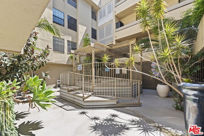 Building Photo - 750 Kings Rd