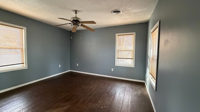 Building Photo - Adorable Rural Home in Rochester School District!