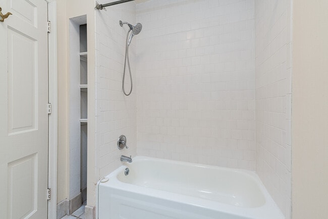 Building Photo - 3 Bedroom with Fenced in rear yard