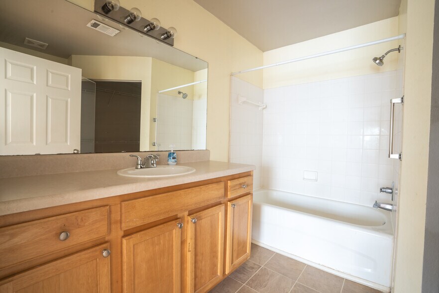 Building Photo - 9053 Lee Vista Blvd