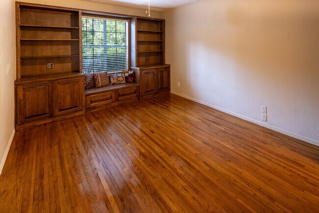 Building Photo - 415 Haden St