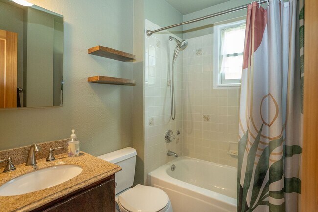 Building Photo - Charming 2-Bed, 2-Bath Loft Home in Old To...