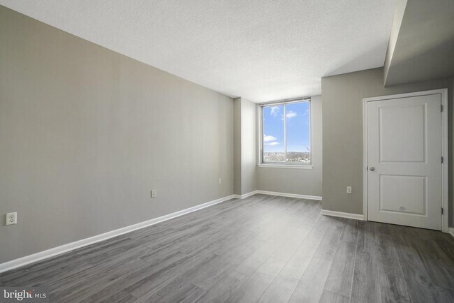 Building Photo - 851 N Glebe Rd