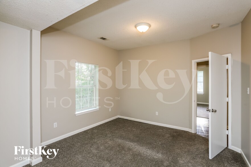 Building Photo - 690 N Willett St