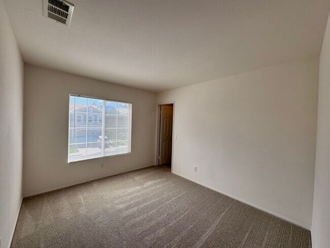 Building Photo - Beautiful 3 Bedroom two story South Temecu...
