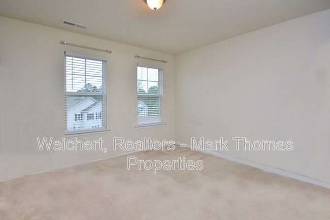 Building Photo - 100 Stratford Lakes Dr