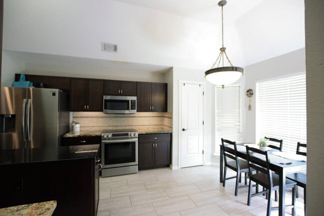 Building Photo - 1207 Old Knoll Dr