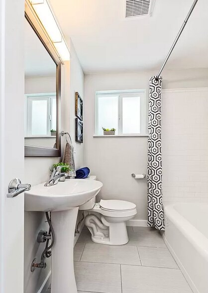 Building Photo - 1333 N 192nd St