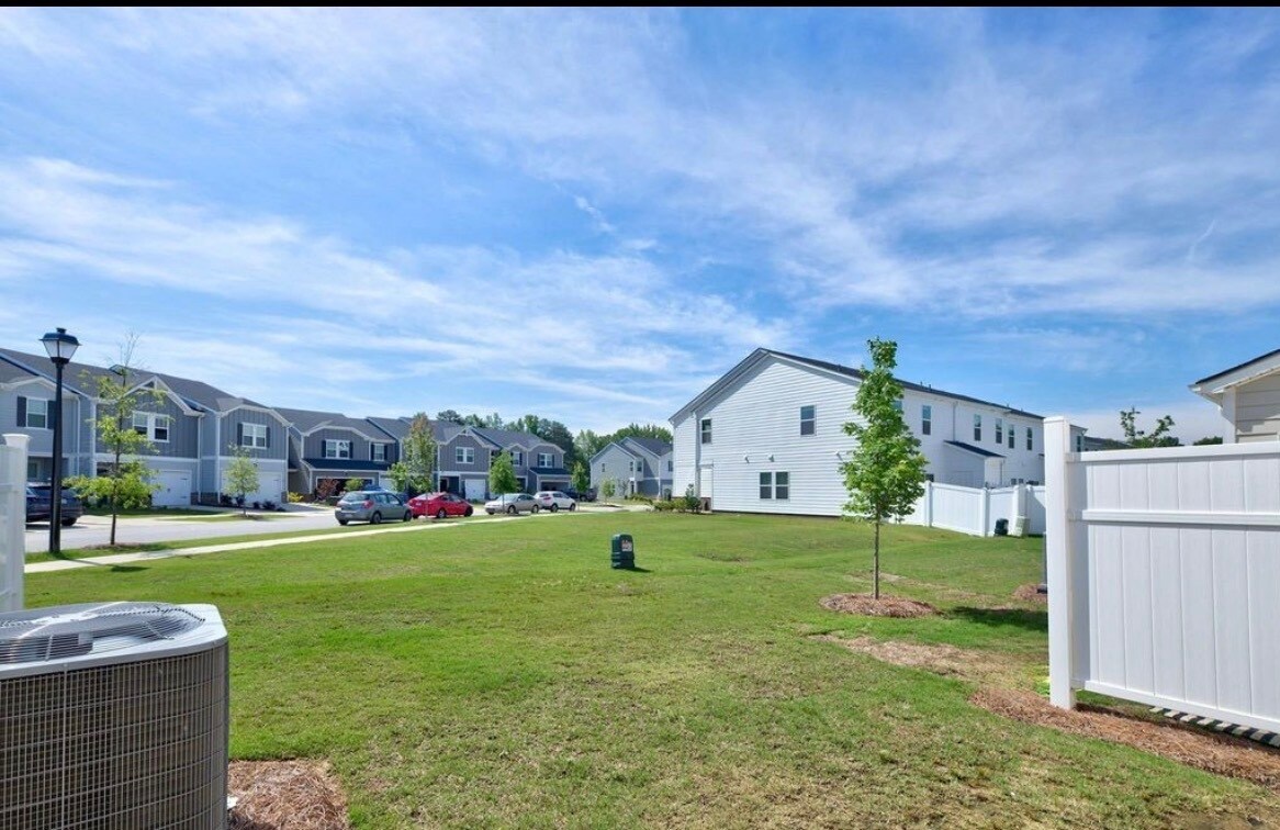Building Photo - 1652 Village Grove Ln