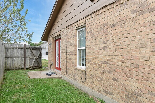 Building Photo - PEPERPORT.3917-3919