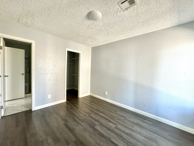 Building Photo - 4BD/3BA Henderson Townhome with Fireplace,...