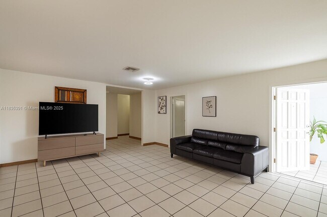 Building Photo - 3925 SW 88th Pl