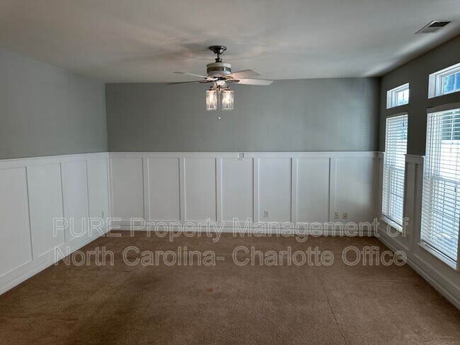 Building Photo - 6033 Queens Walk Ct