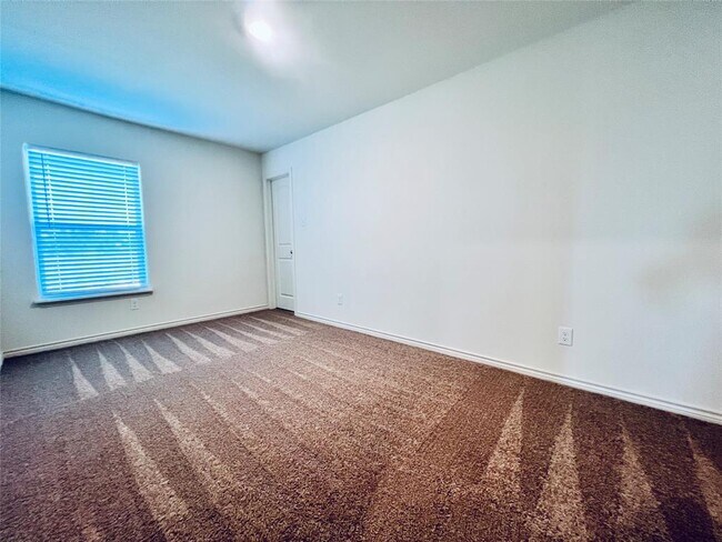 Building Photo - 520 Locksley Cove