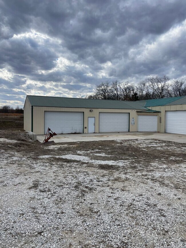 Building Photo - FOR RENT! 6 Bedroom 3 Bathroom in Moscow Mills, MO!