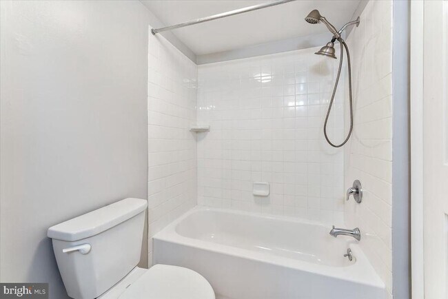 Building Photo - 3207 Valley Dr