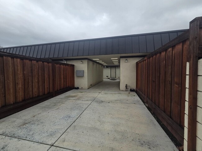 Building Photo - 1007 Bluebell Dr