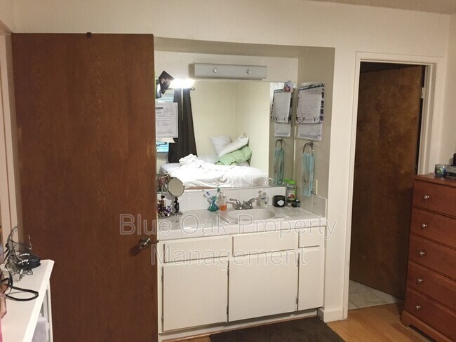 Building Photo - 1412 N Cherry St