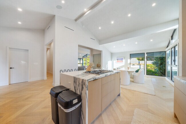 Building Photo - 2221 Bowmont Dr