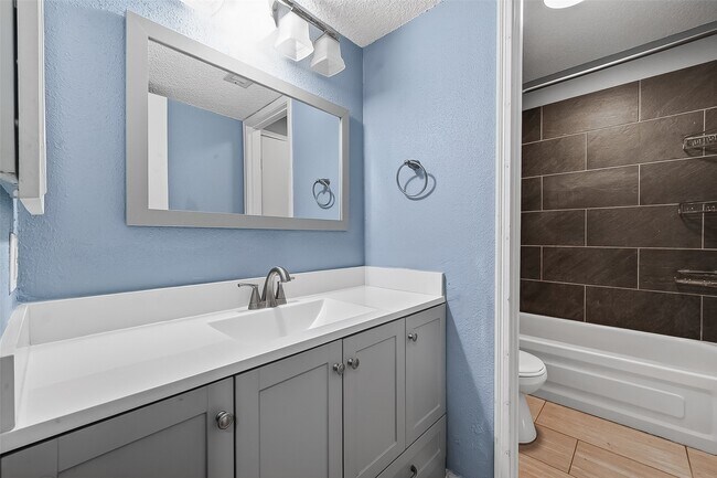 Building Photo - 10615 Briar Forest Dr