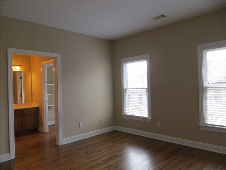 Building Photo - 131 W Ridge Way